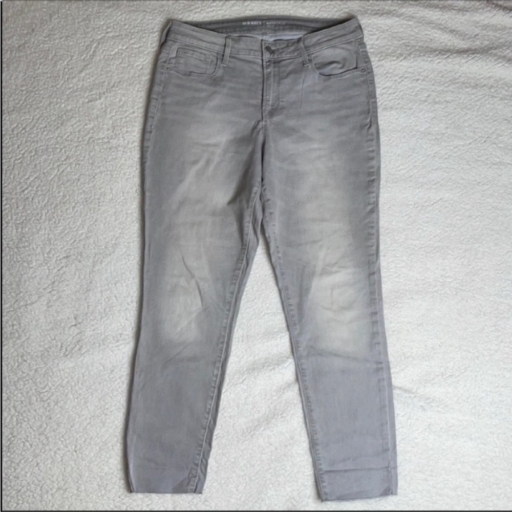 Old Navy Jeans Gray Rockstar Mid Rise Raw Hem
Size 12